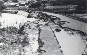 奥畑川の増水で護岸が流失、道路が半分削り取られた（洲本市国出付近）