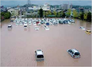 豊岡総合庁舎駐車場の浸水状況(豊岡市幸町)